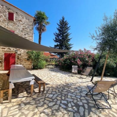2 tables et bancs pour prendre ses repas dehors